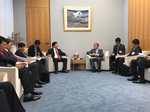 Вице-премьер Вьетнама встретился с генсекретарём кабмина Японии  - ảnh 1